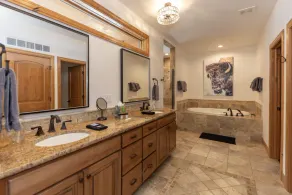 Warm and luxurious, spectacular views, all en-suites, hot tub, shuffle board, arcade machine!! - Image 2