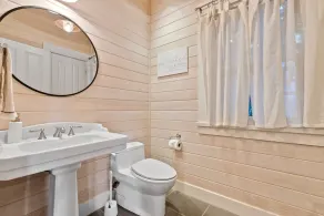 Beautiful Home on Lake Samish with Deck- 10 minute drive to Fairhaven - Image 3