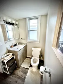 Huge 2700 square foot-4 Bedroom Home with Free parking - Image 3