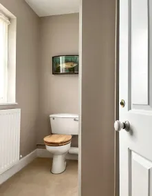 Lakeside Country Cottage - Image 3
