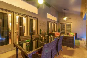 Nouvelle maison! Rare Villa Luxe Oasis Au Bord Du Lac. Niveau unique avec piscine chauffée et spa. - Image 2