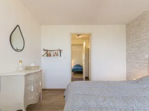 House by the bay with pets allowed and parking in Vains - Image 4