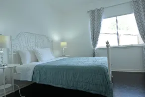 2 Bedroom 2-bathroom townhome & yard - Image 5