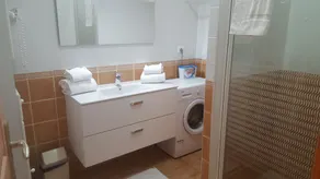 Komfortables Apartment mit 1 Schlafzimmer, Meer- und Poolblick, privater Terrasse und Garten - Image 2