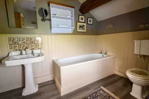 Finest Retreats - Shepherds Cottage at Mile House Farm - Image 3