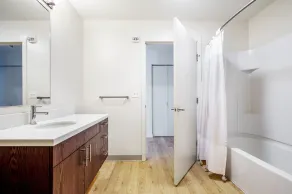 Deluxe Downtown Bellevue 1BR w/ Lounge, Gyms, near shops, by Blueground - Image 5