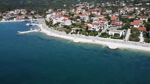 Application en bord de mer avec jacuzzi et grande terrasse - Image 3
