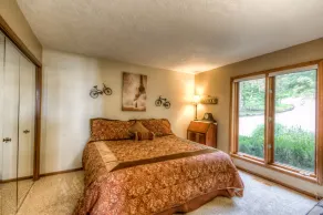 LOZ Family Fun Lakefront Vacation Home #1, 5000sf, 6 bdr, 4 bath, 1 is ADA - Image 4