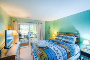 Spacious lake lodge with a private dock, wraparound decks & foosball - Image 5