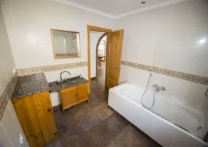 Villa Spacieuse et Moderne avec Piscine Privée, Bain à Remous et WiFi - Image 2