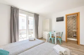 Studio with Balcony and Sea View - Image 4