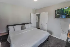Cozy upper unit great for family visiting Zoo medica campus and downtown - Image 5