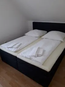 Beautiful 2 bedroom apartment right on the lake - Image 3