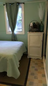 Cozy 2 Bedroom Cottage Walking Distance to the Beach - Image 5