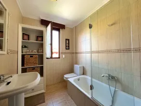 Semi-detached house with private garden and communal pool - Image 3