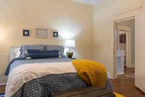 In City, Airy Cheerful Bungalow, Homey with a Fire Pit and enclosed yard. - Image 5