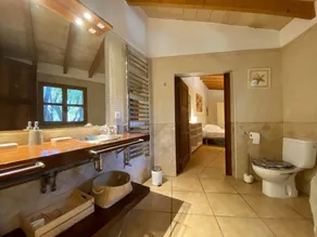 Fabuleuse villa rustique accolée à la montagne avec une vue unique - Image 4