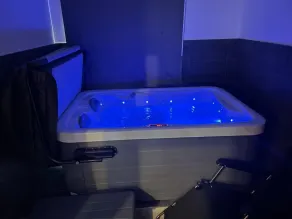 London Luxury Apartments with Jacuzzi Hot tub & Sauna - Image 2