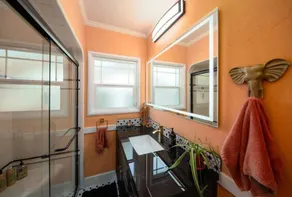 Magical-dwntwn Lodi, hot tub, firepit, wine tasting, backyard oasis - Image 2