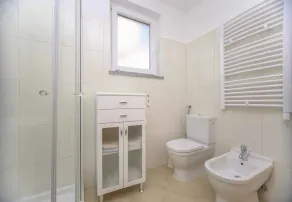 Appartement de vacances avec joli balcon, climatisation et place de parking - Image 2