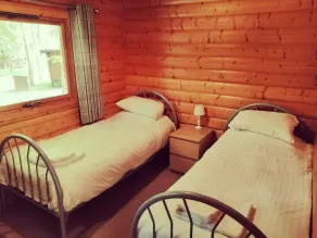 Log cabin with hot tub and  nestled in Kenwick Park, Louth - Image 4