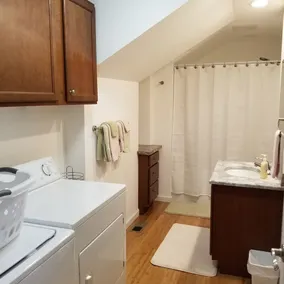 Convenient to the center of town! Beautifully decorated, quiet apartment. - Image 3