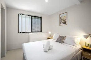 Cozy Sunnybank 1BR | AC & Workspace | 3144D1 - Image 4