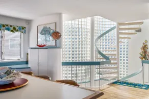 Superbe maison en bord de mer sur une rue calme avec vue sur la baie et l'océan. Jacuzzi! - Image 2