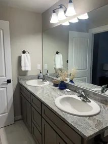 This house is a 4 bedroom(s), 2 bathrooms, located in Eagle Point, OR. - Image 4