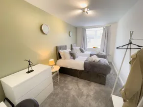 Spacious Contractor Flat for Large groups - Private Parking by Tailored Apartments - Image 4