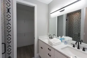 REDBUD HOLIDAY HOUSE: Spacious, Modern Home–Sleeps 14 Plus Incredibly Walkable! - Image 2