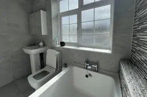 Luxurious Detached Holiday House Free Parking near Airport Town Centre Railway Station - Image 3