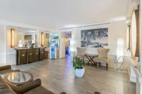 Comfortable Hotel Room in Honolulu - Image 5