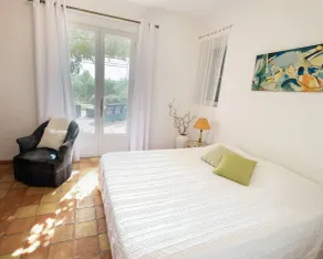 Approximately 1.2 km from the village of Roussillon, Provencal holiday home with pool - Image 4