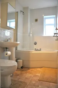 Central Stratford, 3 bedrooms, sleeps 6, easy walk to town, Parking, Self Catering, Great View - Image 2