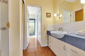 Beautiful waterfront accommodation on the canals in Paynesville. - Image 3