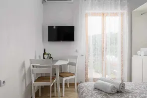 Monolocale con piscina all'aperto, sauna e vasca idromassaggio - Image 4