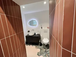 Beautifully renovated home with 5 large bedrooms and 4 bathrooms - Image 4