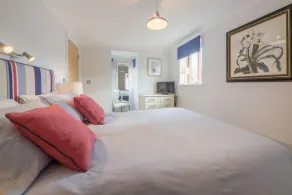 Diese ausgezeichnete Wohnung verfügt über eine der besten Aussichten in Wells-next-the-Sea. Es verfügt über einen offenen Wohnraum mit Französisch Türen, die auf einen super kleinen Balkon führen, und ein zweites Fenster mit freiem Blick auf den Hafen,... - Image 5