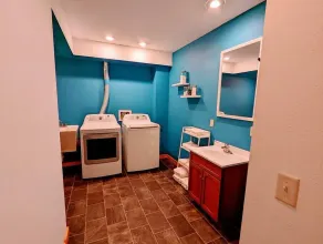 Spacious Cabin in the woods on Island Lake - Image 3