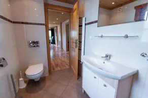 Chalet with an open-plan kitchen and dishwasher - Image 3