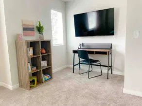 Central 3/2, garage, private yard, walk to arena, EV charger - Image 3