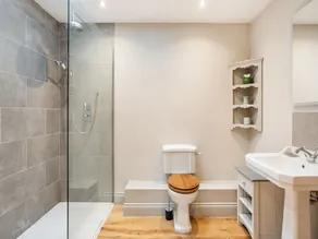 Alojamiento de 4 habitaciones en Midgham - Image 2