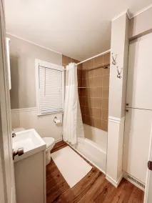 Family-sized home just a few blocks to downtown Main St King bed + fenced yard - Image 3