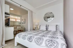 Sandcastle Hideaway, Dog Friendly, Designer Studio, Patio privé et parking! - Image 4