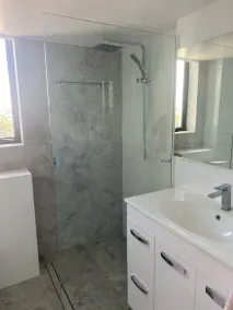 Apartment with lake views, sleeps 6 /in CBD, walk to beach/ cafes/ restaurants. - Image 4