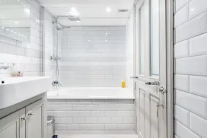 CENTRAL LONDON HISTORIC TOWNHOUSE! NEAR BUCKINGHAM PALACE, RIVER METROS & CAFES! - Image 4