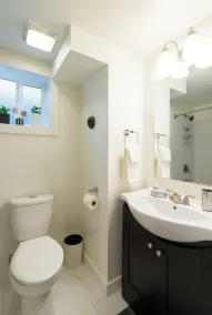 Cozy Bungalow in  Beautiful Neighborhood - Image 2