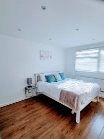 Sunny detached bungalow with private courtyard - Image 3