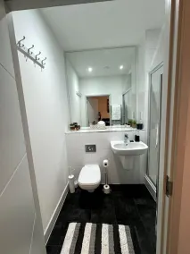Cozy Bracknell Apartment with Modern Amenities - Image 3